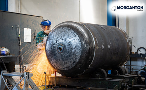 Wet or Dry Storage? Distributing Compressed Air Storage