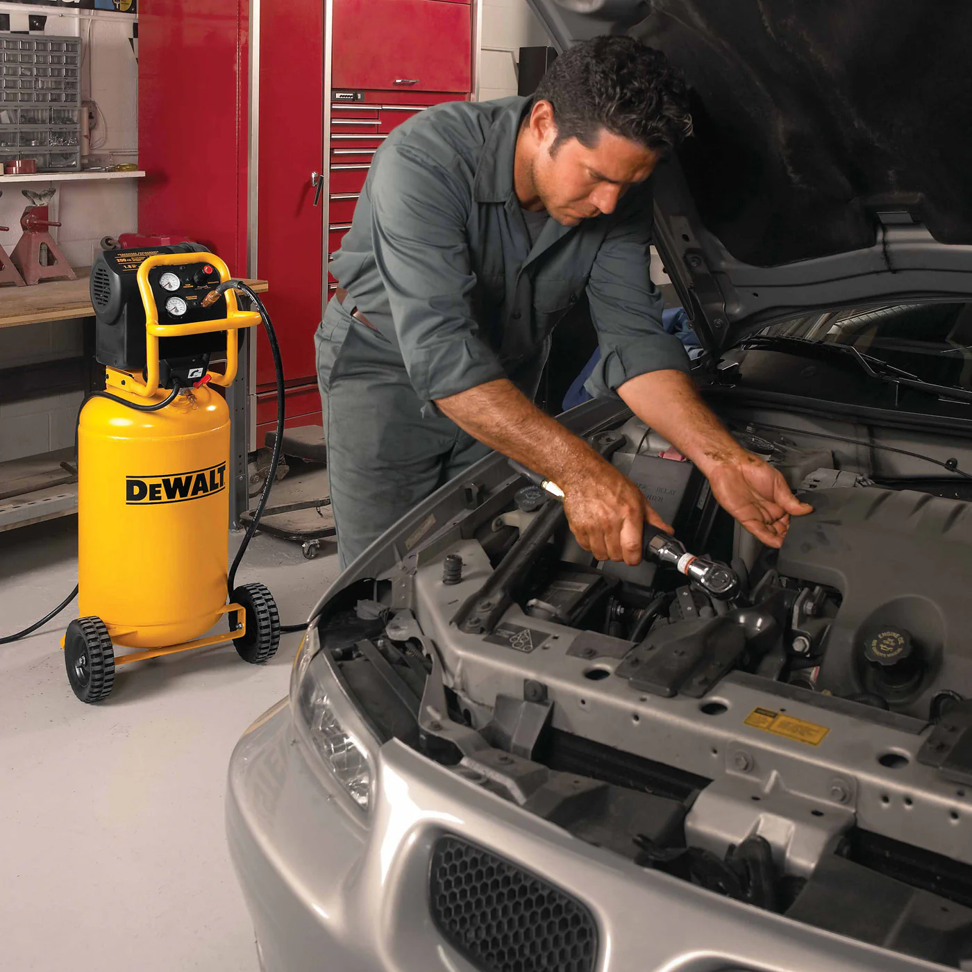 Dewalt D55168 Portable 1.9 Hp 200 PSI Oil Free 15 Gal Air Compressor