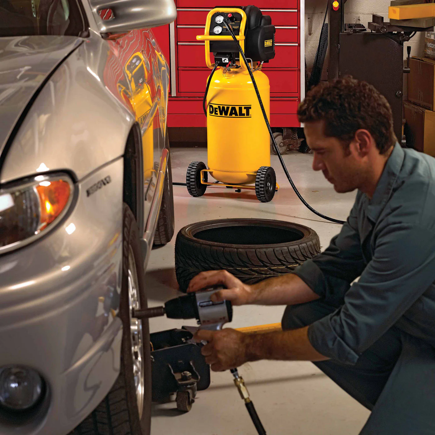 Dewalt D55168 Portable 1.9 Hp 200 PSI Oil Free 15 Gal Air Compressor